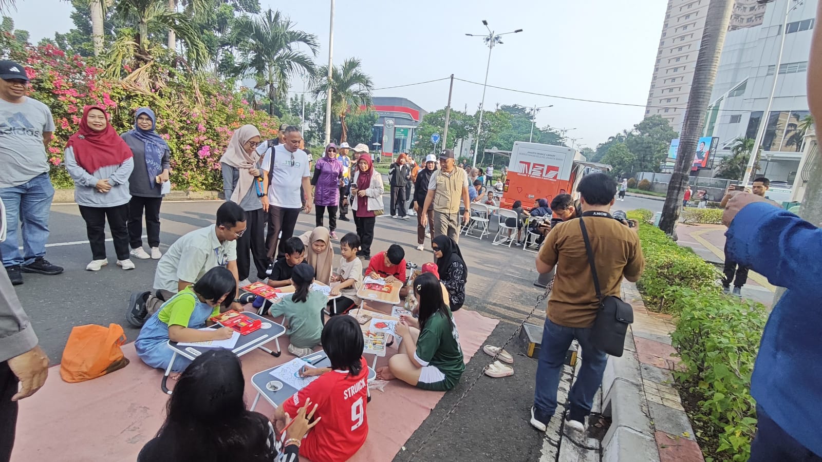 Layanan Mobil Perpustakaan Keliling Hadir Di Hari Bebas Kendaraan Bermotor (HBKB)